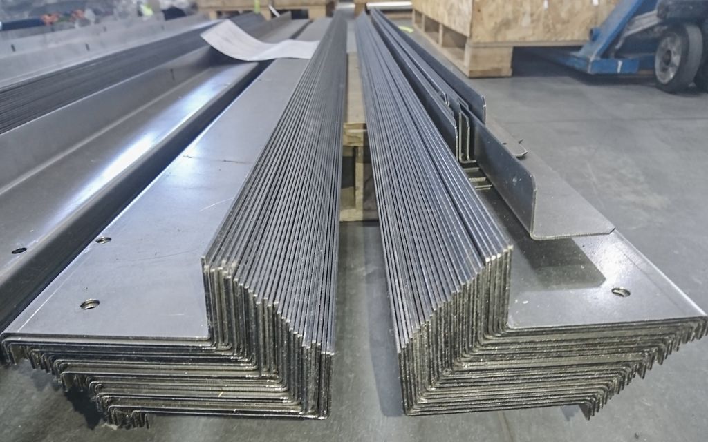 Гибка черного металла ст3 толщиной 1,5 мм длина детали 1000-2000 мм